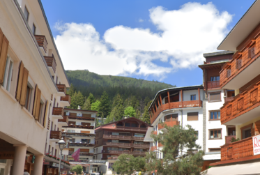 À louer à la saison d'été très joli 2.5 pièces au coeur de Crans. Disponible à partir du 15 avril 2025!