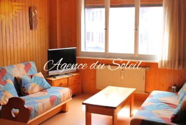À louer à la saison d'été très joli 2.5 pièces au coeur de Crans. Disponible à partir du 15 avril 2025!