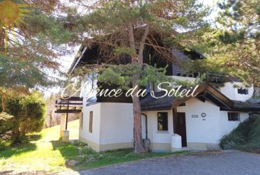 Idéal pour une famille, ce magnifique et spacieux chalet à 5 mn en voiture du centre de la station !