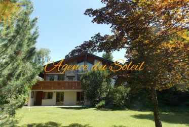 Très beau Chalet de 7.5 pièces sur un grand terrain arborisé !