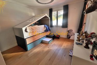 Coup de cœur pour ce superbe appartement de 4.5 pièces orienté sud-est au centre de Crans-Montana !