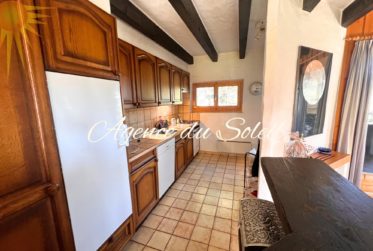 Idéal pour une famille, ce magnifique et spacieux chalet à 5 mn en voiture du centre de la station !