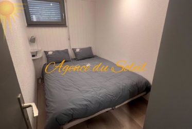 À louer UNIQUEMENT à l’année ce magnifique 3.5 pièces complètement rénové à Crans !
