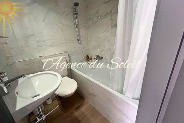 À louer UNIQUEMENT à l’année ce magnifique 3.5 pièces complètement rénové à Crans !