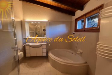 Idéal pour une famille, ce magnifique et spacieux chalet à 5 mn en voiture du centre de la station !