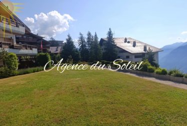 En exclusivité ! Adorable 2.5 pièces, rénové en 2024, avec sa vaste terrasse sud, à 6 minutes à pied du centre de Montana !