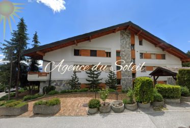 En exclusivité ! Charmant 2.5 pièces, rénové en 2024, avec une terrasse et un jardin privatifs orientés plein sud, à 6 minutes à pied du centre de Montana et à proximité du funiculaire !