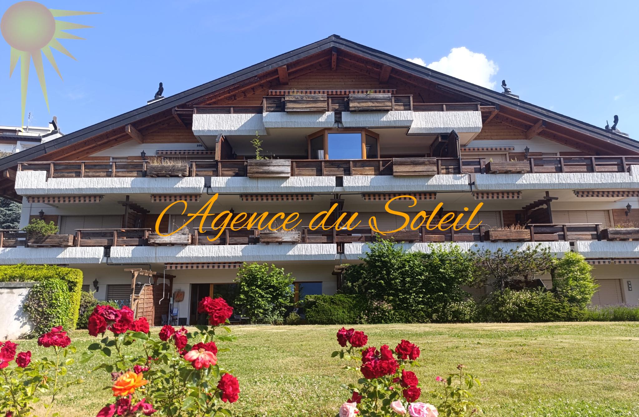 En exclusivité ! Adorable 2.5 pièces, rénové en 2024, avec sa vaste terrasse sud, à 6 minutes à pied du centre de Montana !