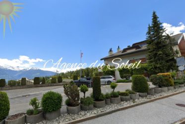 En exclusivité ! Charmant 2.5 pièces, rénové en 2024, avec une terrasse et un jardin privatifs orientés plein sud, à 6 minutes à pied du centre de Montana et à proximité du funiculaire !