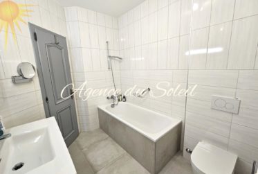 En exclusivité ! Adorable 2.5 pièces, rénové en 2024, avec sa vaste terrasse sud, à 6 minutes à pied du centre de Montana !