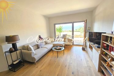 En exclusivité ! Adorable 2.5 pièces, rénové en 2024, avec sa vaste terrasse sud, à 6 minutes à pied du centre de Montana !