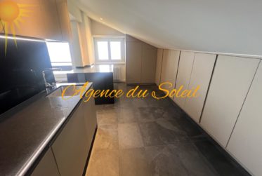 Magnifique appartement de 4.5 pièces en attique, totalement rénové en 2023 !