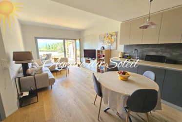 En exclusivité ! Adorable 2.5 pièces, rénové en 2024, avec sa vaste terrasse sud, à 6 minutes à pied du centre de Montana !