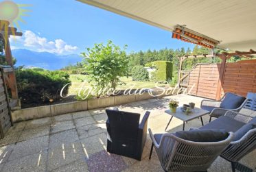 En exclusivité ! Charmant 2.5 pièces, rénové en 2024, avec une terrasse et un jardin privatifs orientés plein sud, à 6 minutes à pied du centre de Montana et à proximité du funiculaire !