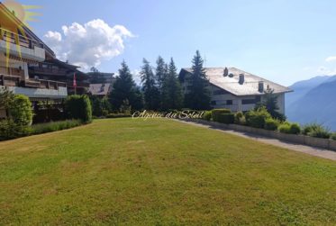 En exclusivité ! Charmant 2.5 pièces, rénové en 2024, avec une terrasse plein sud, à 6 minutes à pied du centre de Montana et à proximité du funiculaire !