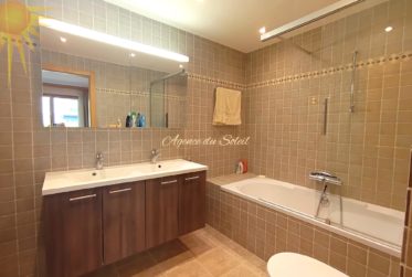 Coup de cœur assuré pour cet appartement idéalement situé au centre de la station, offrant une vue imprenable et un accès direct au lac de Grenon !