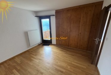 Spacieux appartement de 2,5 pièces situé à l’entrée est de la station avec une vue panoramique !