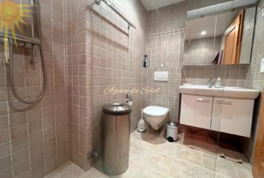 Coup de cœur assuré pour cet appartement idéalement situé au centre de la station, offrant une vue imprenable et un accès direct au lac de Grenon !