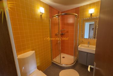 Spacieux appartement de 2,5 pièces situé à l’entrée est de la station avec une vue panoramique !