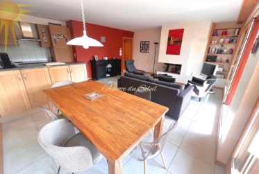 Coup de cœur assuré pour cet appartement idéalement situé au centre de la station, offrant une vue imprenable et un accès direct au lac de Grenon !
