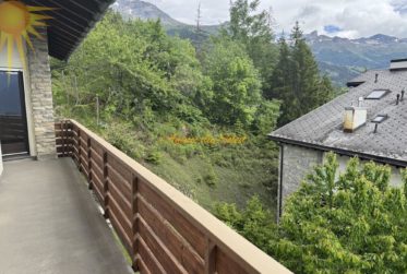 Spacieux appartement de 2,5 pièces situé à l’entrée est de la station avec une vue panoramique !