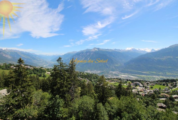 À louer UNIQUEMENT à l’année ce splendide 3.5 pièces rénové, sud, à proximité du funiculaire !