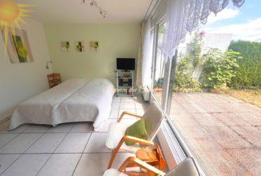 Emplacement de premier ordre pour cet adorable studio rénové avec sa terrasse/jardin sud !