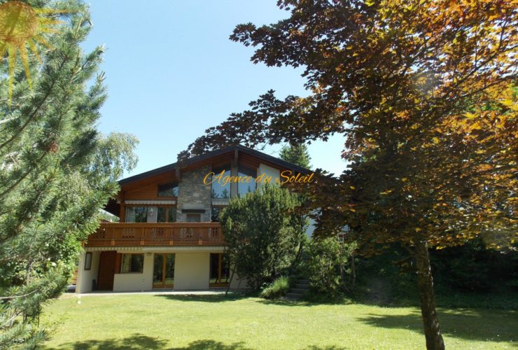 Très beau Chalet de 7.5 pièces sur un grand terrain arborisé !
