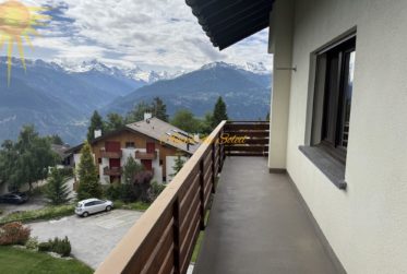 Spacieux appartement de 2,5 pièces situé à l’entrée est de la station avec une vue panoramique !