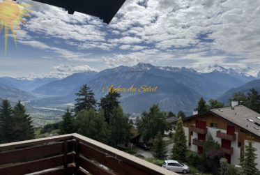 Spacieux appartement de 2,5 pièces situé à l’entrée est de la station avec une vue panoramique !