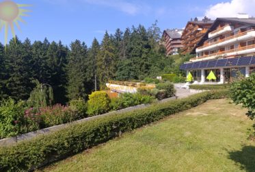 En exclusivité ! Charmant 2.5 pièces, rénové en 2024, avec une terrasse plein sud, à 6 minutes à pied du centre de Montana et à proximité du funiculaire !