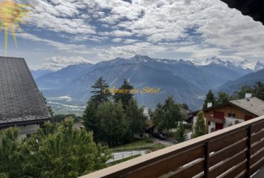 Spacieux appartement de 2,5 pièces situé à l’entrée est de la station avec une vue panoramique !