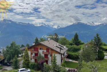Spacieux appartement de 2,5 pièces situé à l’entrée est de la station avec une vue panoramique !