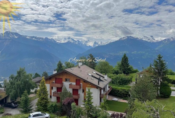 Spacieux appartement de 2,5 pièces situé à l’entrée est de la station avec une vue panoramique !