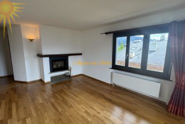 Spacieux appartement de 2,5 pièces situé à l’entrée est de la station avec une vue panoramique !