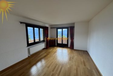 Spacieux appartement de 2,5 pièces situé à l’entrée est de la station avec une vue panoramique !