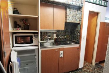 À louer uniquement pour la saison d'hiver ce grand studio sud à proximité du centre de Crans !