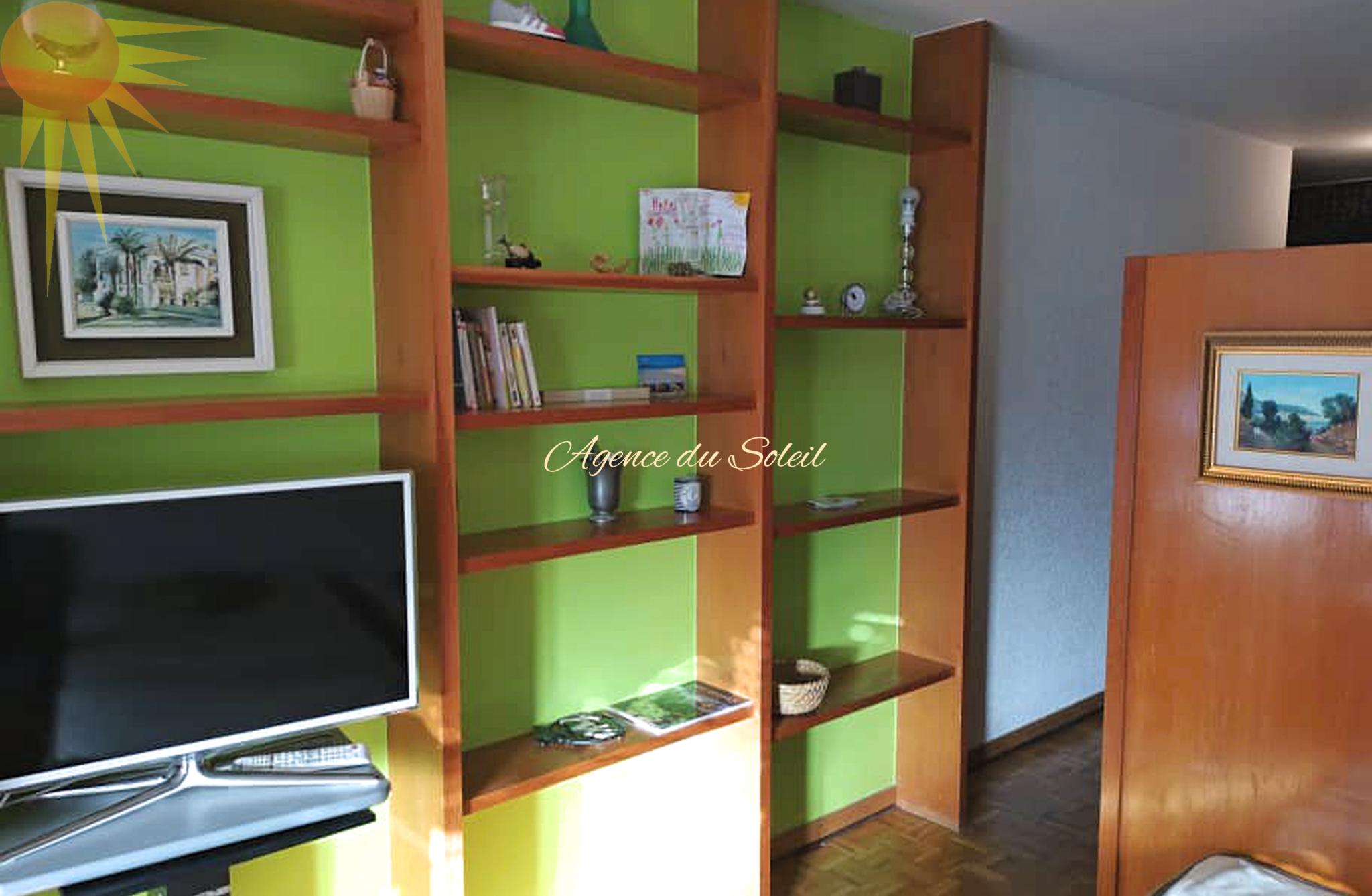 À louer uniquement pour la saison d'hiver ce grand studio sud à proximité du centre de Crans !