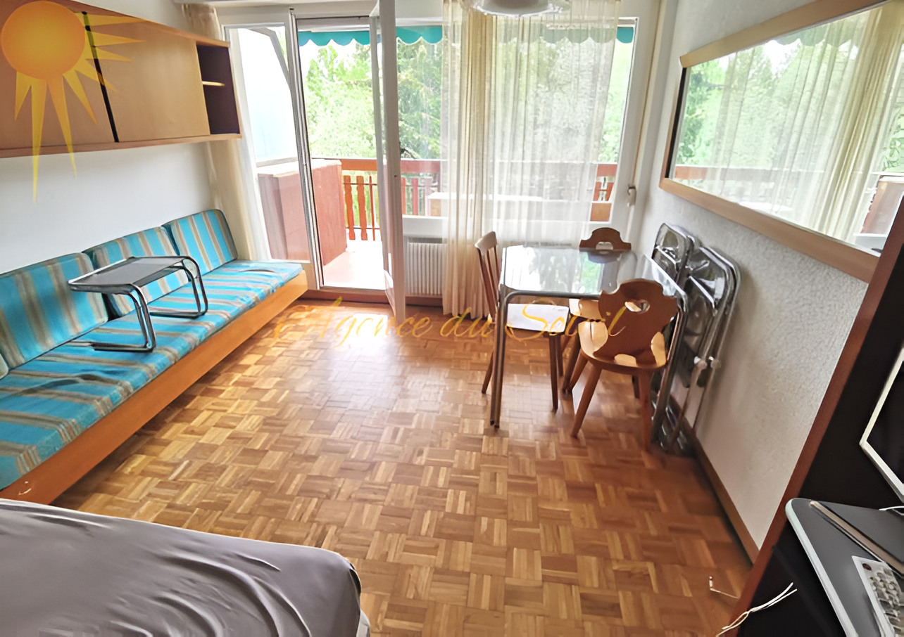 À louer uniquement pour la saison d'hiver ce grand studio sud à proximité du centre de Crans !