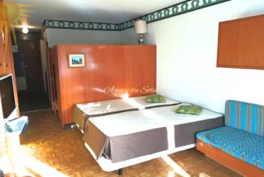 À louer uniquement pour la saison d'hiver ce grand studio sud à proximité du centre de Crans !