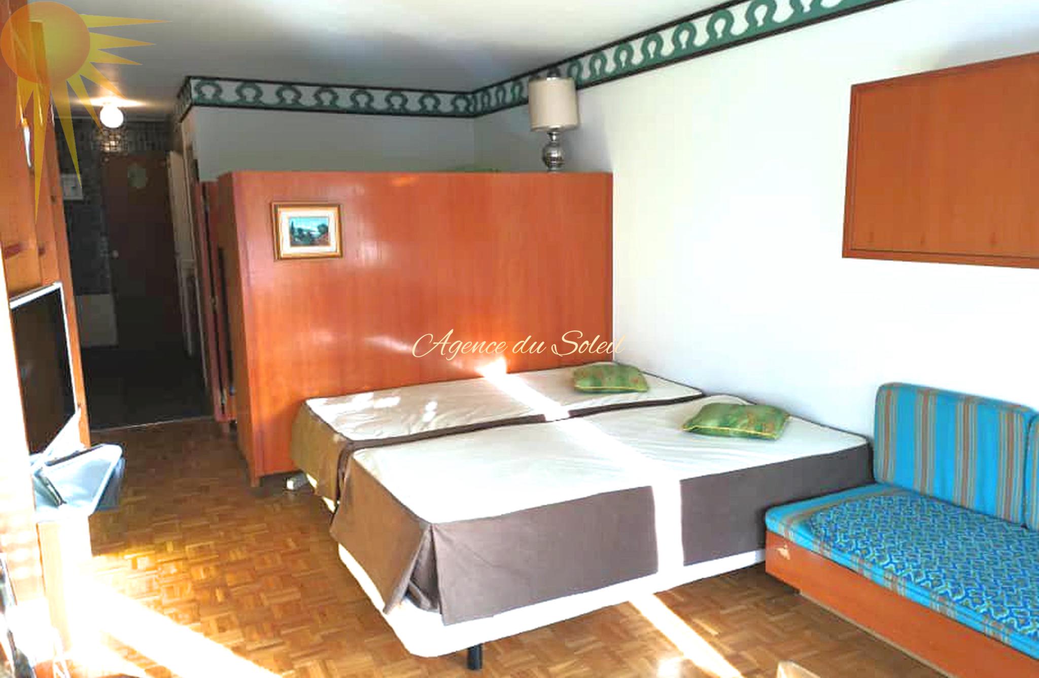 À louer uniquement pour la saison d'hiver ce grand studio sud à proximité du centre de Crans !