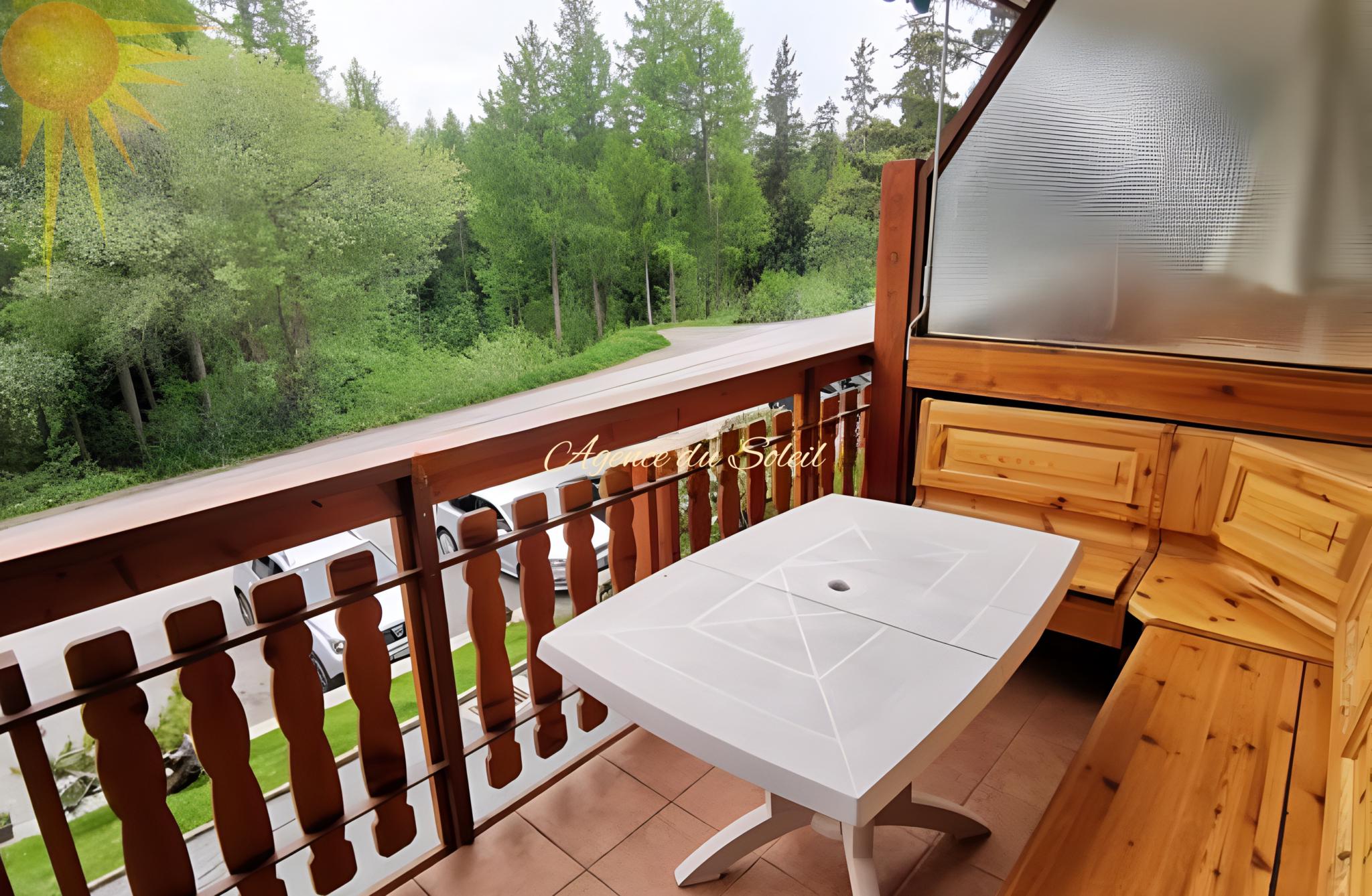 À louer uniquement pour la saison d'hiver ce grand studio sud à proximité du centre de Crans !