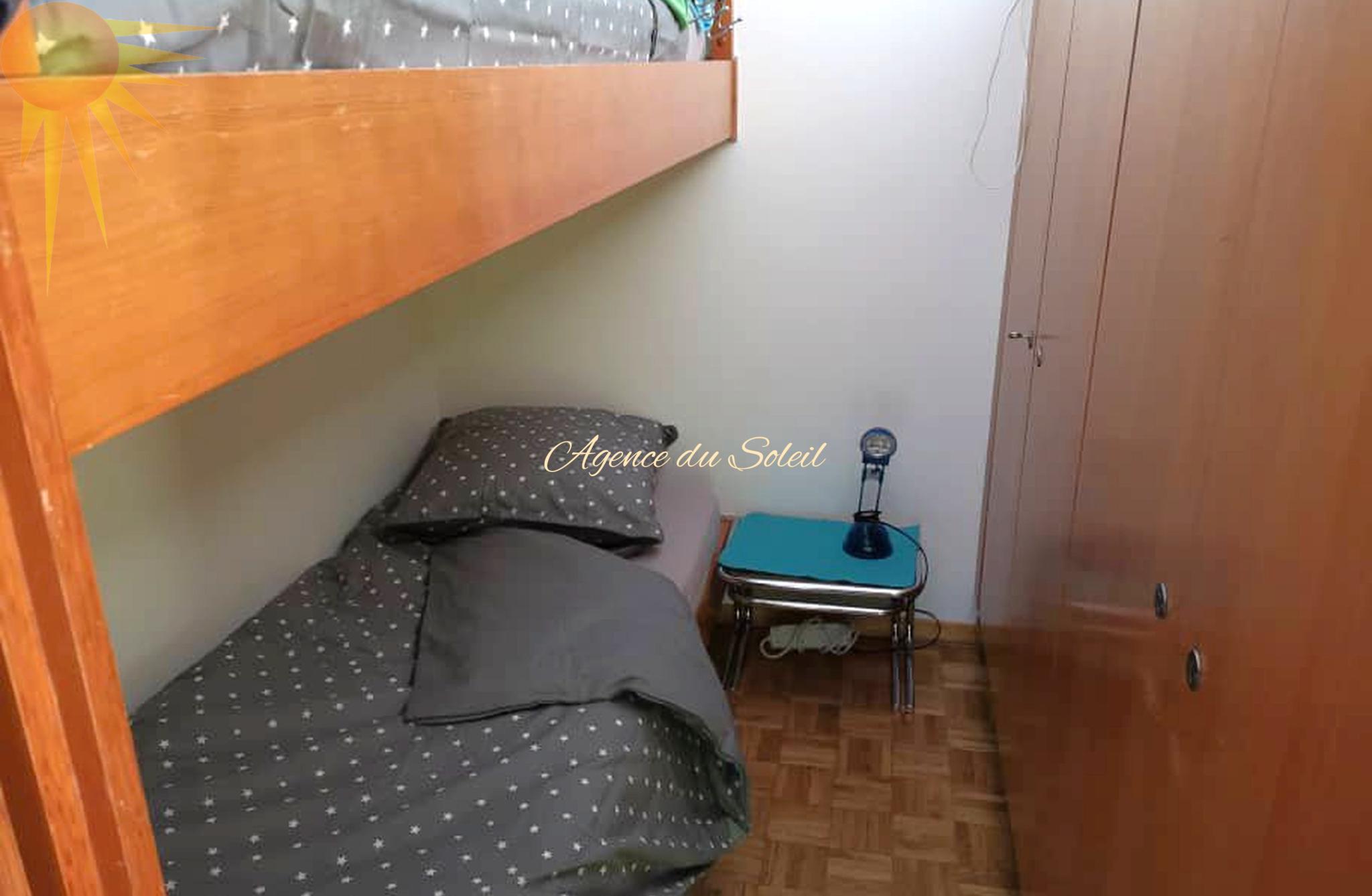 À louer uniquement pour la saison d'hiver ce grand studio sud à proximité du centre de Crans !