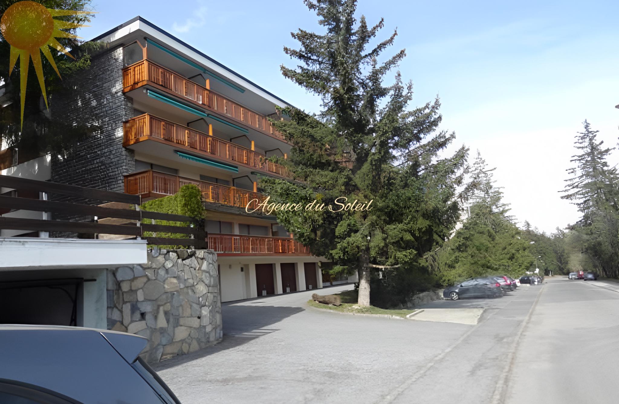 À louer uniquement pour la saison d'hiver ce grand studio sud à proximité du centre de Crans !