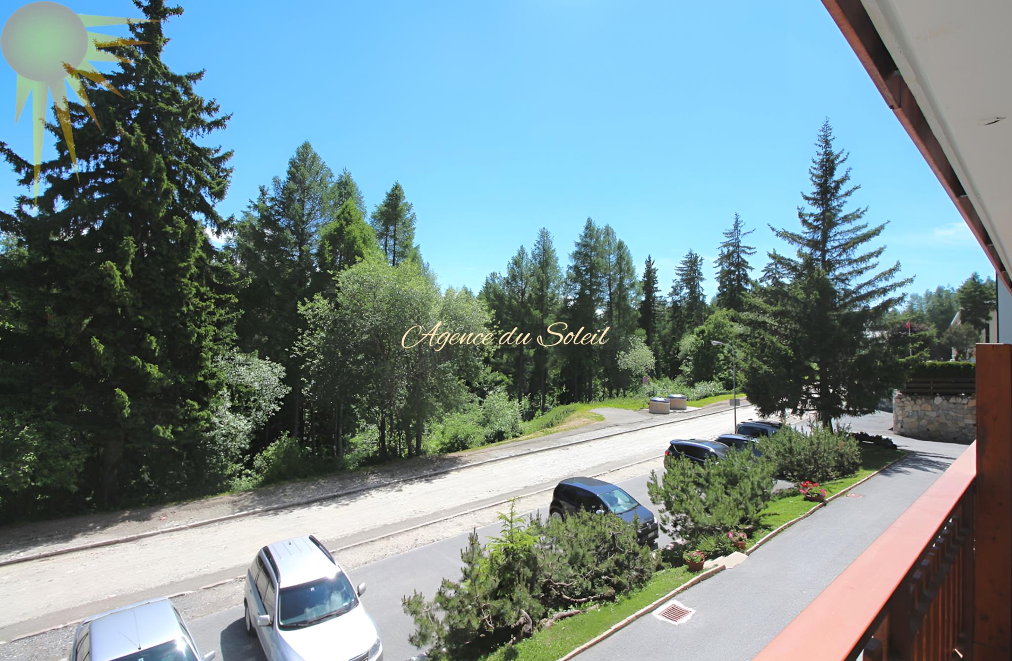 À louer uniquement pour la saison d'hiver ce grand studio sud à proximité du centre de Crans !