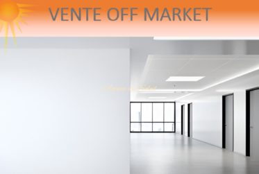 Emplacement d’exception pour ce grand espace commercial (228 m²) situé dans une rue commerçante de la station !