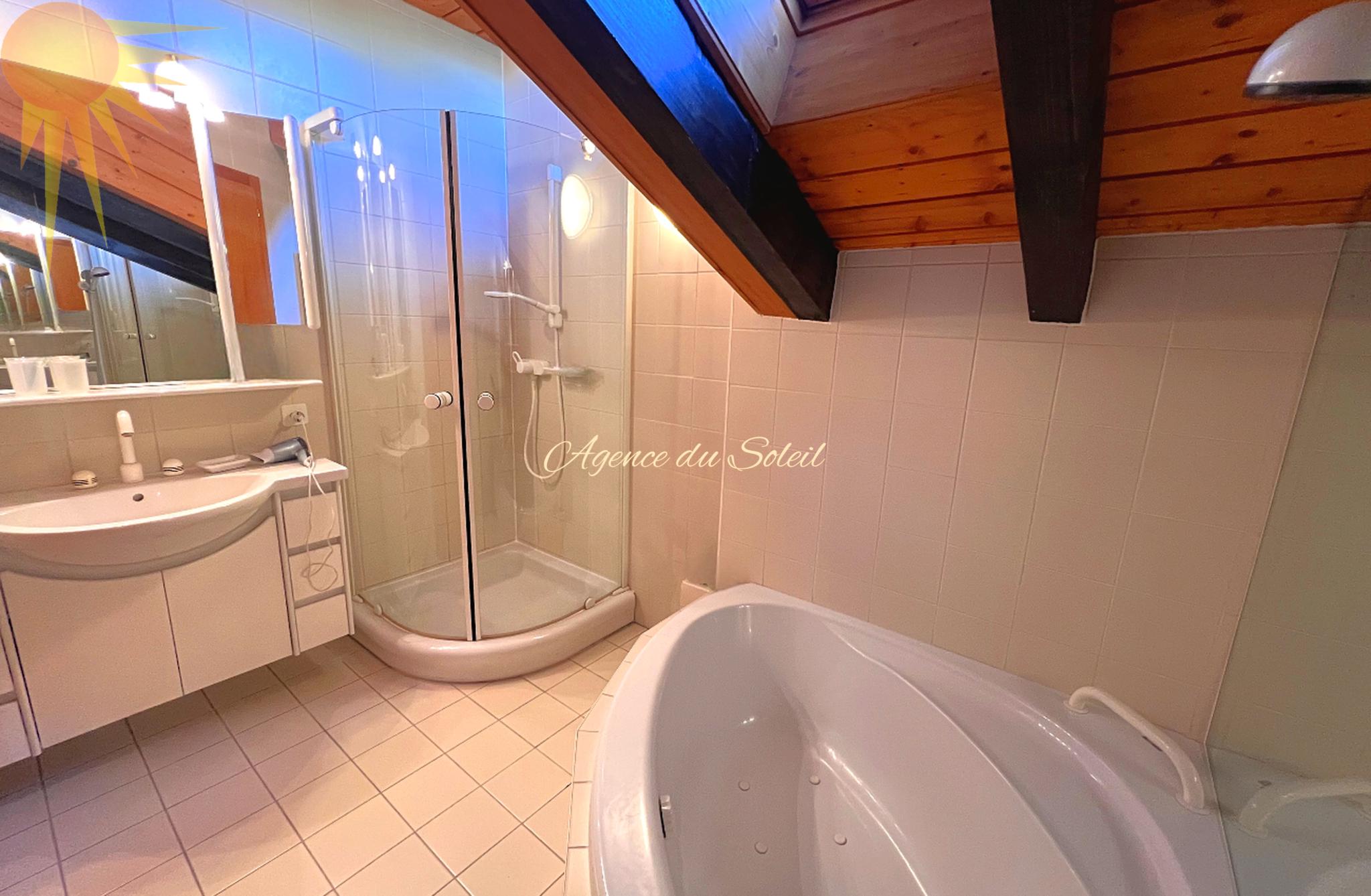 Idéal pour une famille, ce magnifique et spacieux chalet à 5 mn en voiture du centre de la station !