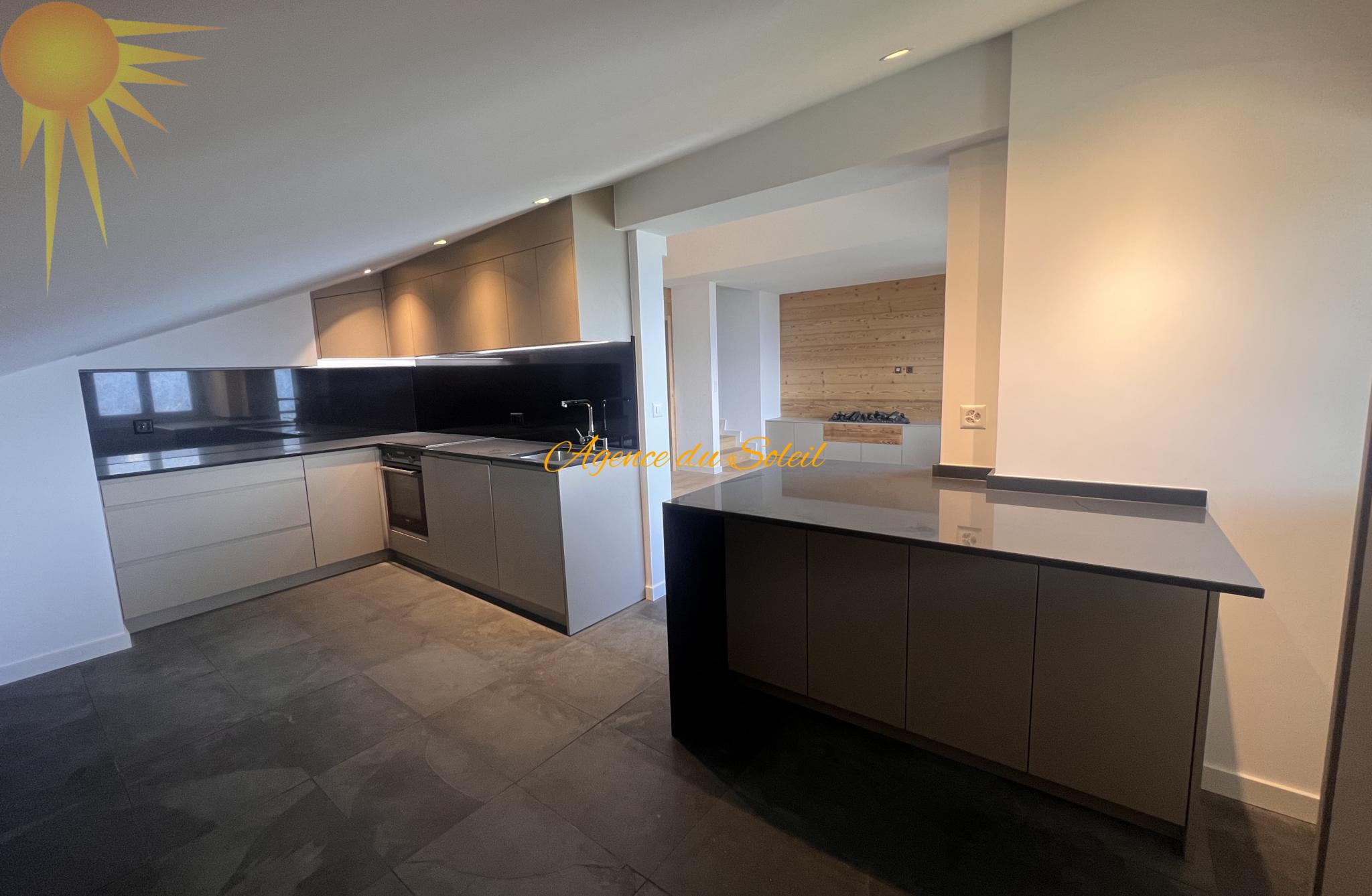 Magnifique appartement de 4.5 pièces en attique, totalement rénové en 2023 !