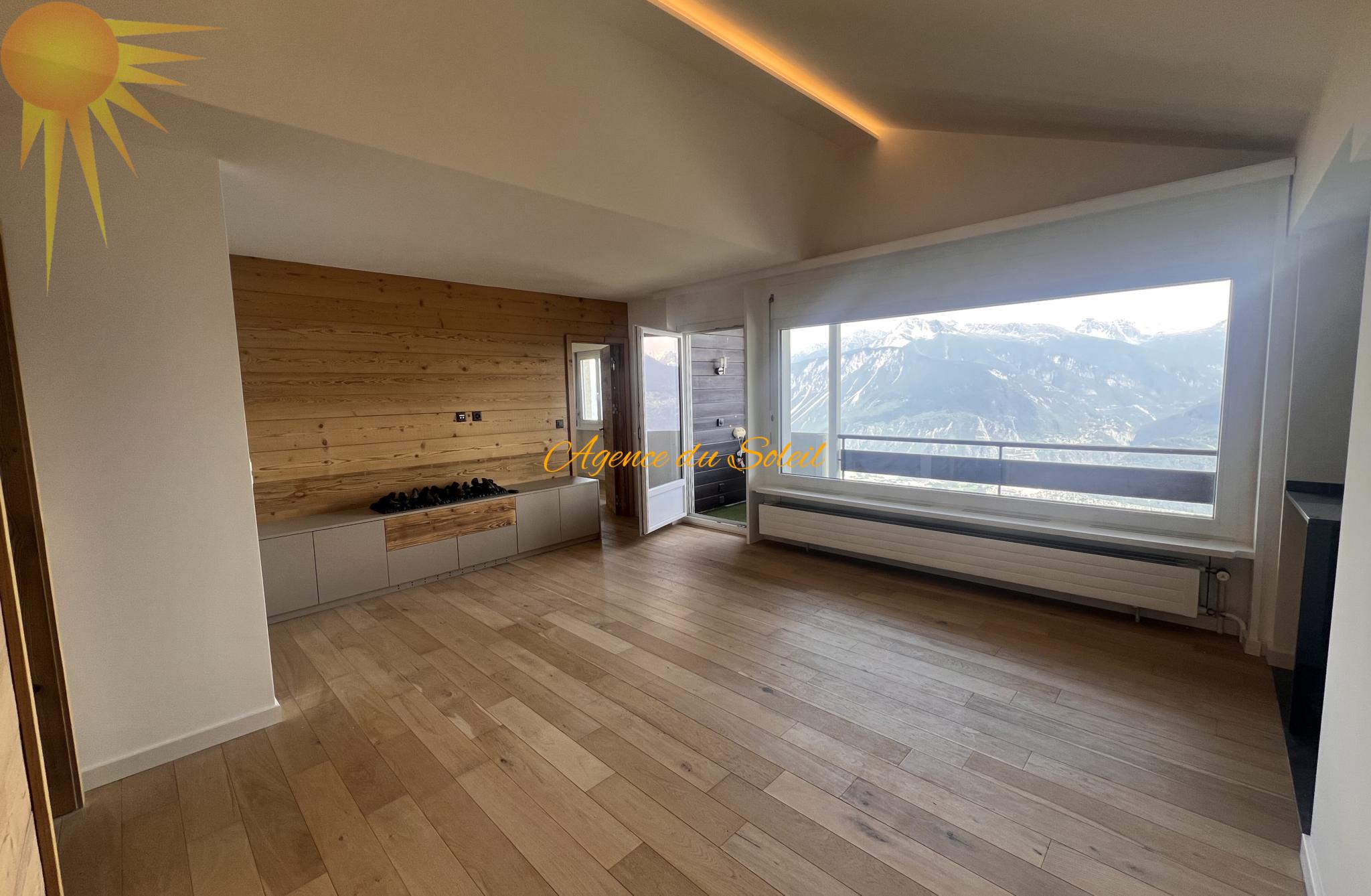 Magnifique appartement de 4.5 pièces en attique, totalement rénové en 2023 !