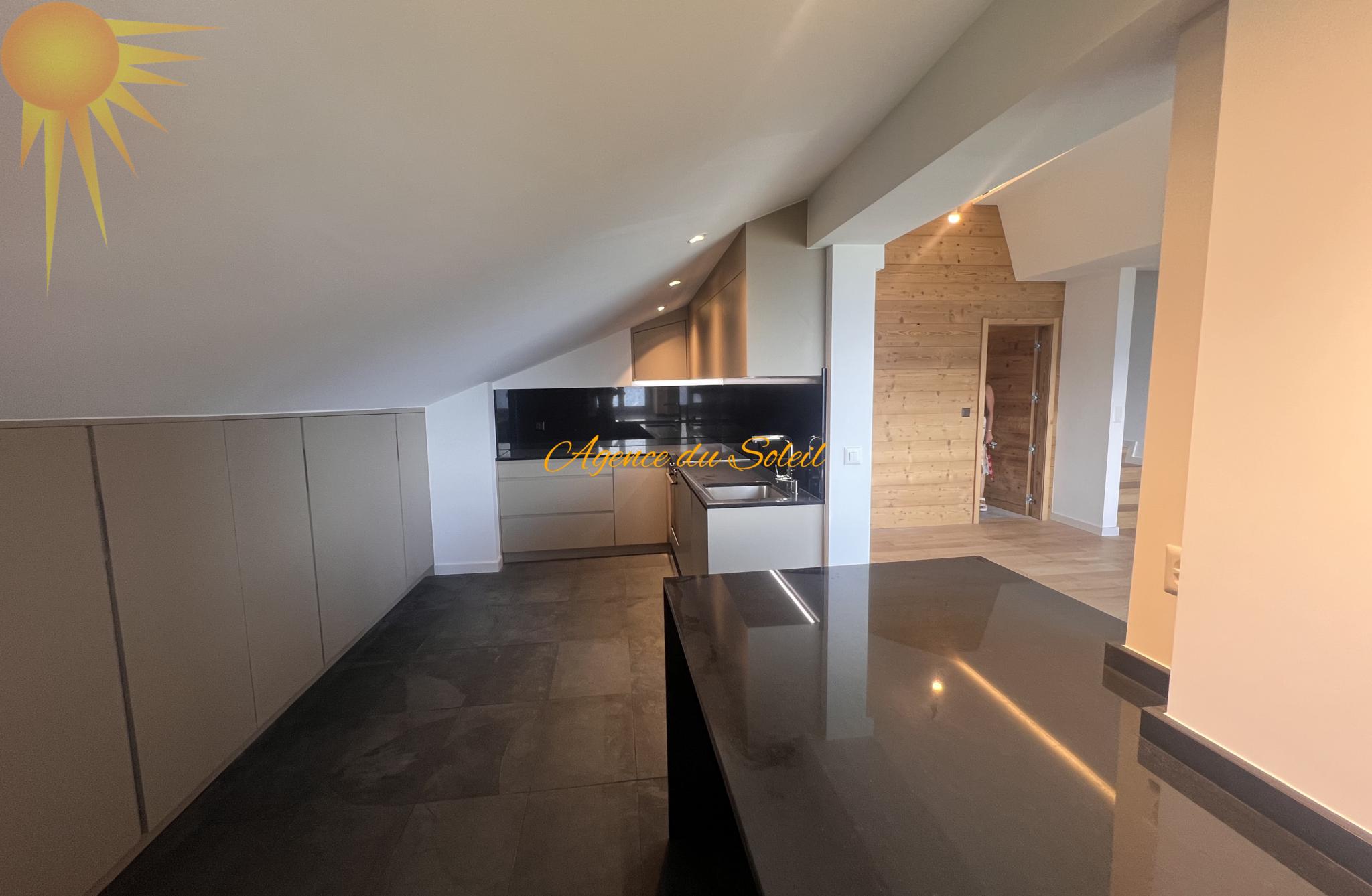 Magnifique appartement de 4.5 pièces en attique, totalement rénové en 2023 !